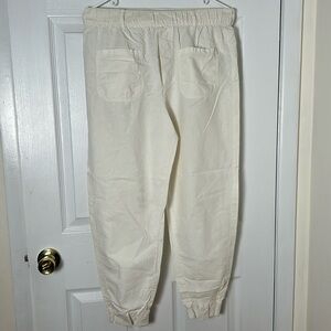 Cream colored pants from Zara in a size extra small